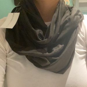 Women’s beyond yoga scarf with zipper pocket